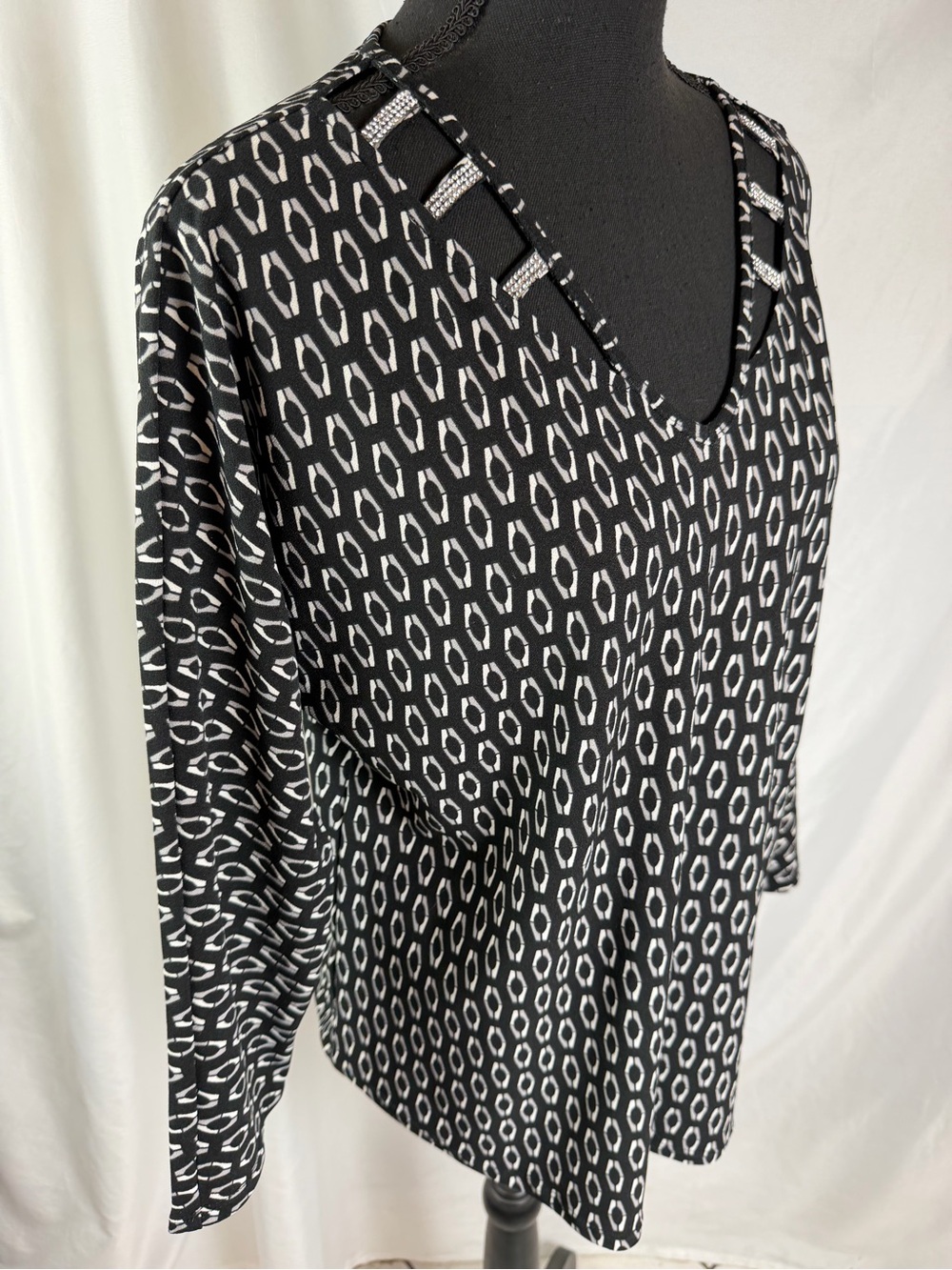 89th + Madison Black & White Patterned V-Neck Women's Top with Cutout Detail L - Picture 3 of 8
